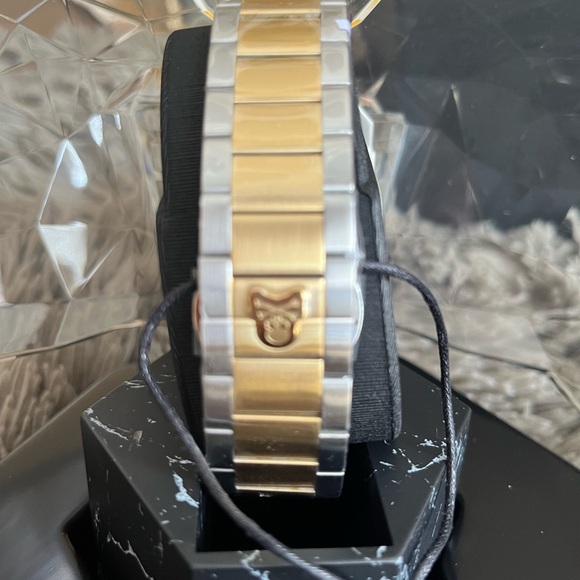 🎉SOLD🎉 PHILIP PLEIN
The Skull King Quartz Silver Dial Two-Tone Men's Watch - Picture 3 of 12